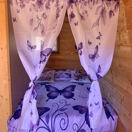 Camping La Roulotte Des Papillons Avec